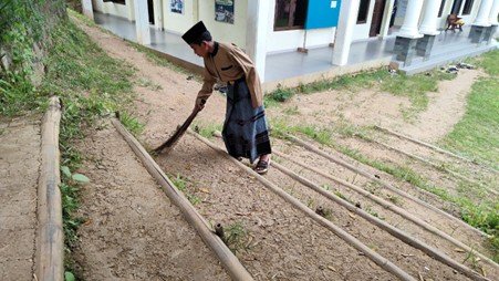 Keseruan Santri Pesantren Al Hilal 1 Cilillin dalam Kegiatan Piket Lingkungan di Sore Hari