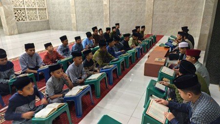 Hangatnya Malam Penuh Doa, Santri Pesantren Al Hilal Gelar Yasinan dan Tawasul Bersama