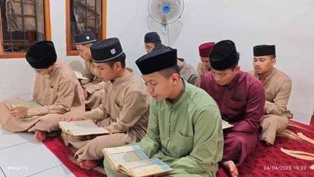 Hangatnya Malam Penuh Doa, Santri Pesantren Al Hilal Gelar Yasinan dan Tawasul Bersama
