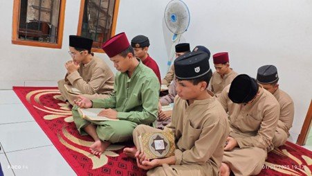 Santri Pesantren Al Hilal Rutin Laksanakan Tawasul dan Yasinan, Inilah Sederet Keutamaan yang Terkandung di Dalamnya