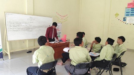 Semangat Pagi Santri Yatim Penghafal Al-Quran KBM Rabu Penuh Ilmu dan Iman di Seluruh Pesantren Al Hilal