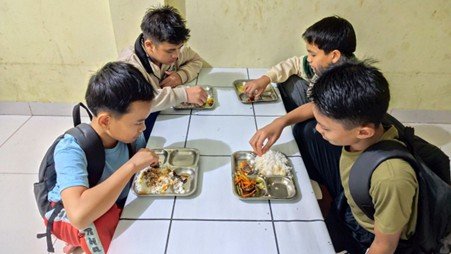 Hangat dan Ceria, Suasana Makan Malam Santri Yatim Penghafal Quran di Pesantren Al Hilal 1 Cililin