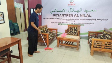 Pagi Cerah, Santri Semangat! Santri Yatim Penghafal Quran Al Hilal 1 Cililin Awali Hari dengan Piket Bersih-Bersih