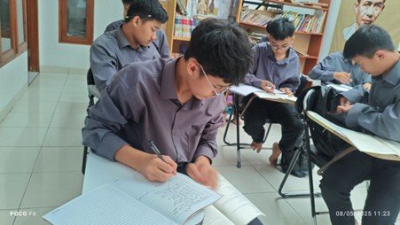 Santri Kelas XI Pesantren Al Hilal 3 Cipadung Tetap Semangat Menimba Ilmu Meski Sedang Berpuasa