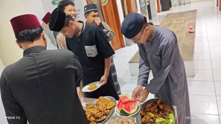 Alhamdulillah, Buka Puasa Sunnah Kamis Santri Yatim dan Penghafal Al-Quran di Seluruh Pondok Pesantren Al Hilal Istiqomah Dilaksanakan

Dok. Buka puasa sunnah Santri Al Hilal 1 Cililin
Sahabat, bayangkan betapa besar pahalanya apabila kita menyisihkan sebagian rezeki kita untuk diberikan kepada seseorang yang tengah berpuasa. Rasulullah SAW bersabda bahwa siapa pun yang memberi makan orang yang tengah berpuasa, ia akan memperoleh pahala yang sama dengan orang yang menjalankan ibadah puasa itu sendiri.
Apabila memberi kepada satu orang saja begitu besar pahalanya, bagaimana jadinya bila kita bisa membantu banyak orang? Inilah kesempatan yang begitu berharga dan Allah berikan kepada kita untuk menambah amal kebaikan kita untuk dunia maupun akhirat. 
Tak perlu menunggu bulan Ramadhan untuk berbagi makanan untuk orang-orang yang berpuasa. Para santri yatim dan penghafal Al-Quran di Pesantren Al Hilal pun hingga saat ini istiqomah menjalankan ibadah puasa setiap pekannya. Bagi mereka, puasa tak hanya bisa mereka tunaikan di bulan Ramadhan saja, tetapi juga di hari-hari sunnah sebagai salah satu bagian dari melatih spiritual dan ibadah yang telah dijalankan secara istiqomah sepanjang tahun selama mereka menuntut ilmu di pondok Pesantren Al Hilal. Setiap pekannya mereka mempersiapkan diri untuk berbuka bersama di masing-masing pondok setelah seharian mereka menjalankan ibadah puasa, tak hanya menahan lapar dan dahaga tetapi juga menahan hawa nafsu dan segala larangan-Nya, untuk berusaha mendekatkan diri kepada Allah SWT sambil melatih keikhlasan.
Inilah suasana pelaksanaan buka puasa bersama yang dilaksanakan di masing-masing pondok Pesantren Al Hilal 1 Cililin, Pesantren Al Hilal 2 Panyileukan dan Pesantren Al Hilal 3 Cipadung pada Kamis (8/5/2025).Alhamdulillah tentunya pelaksanaan buka puasa bersama ini dapat terlaksanaka atas berkat Rahmat dan Karunia Allah SWT melalui kemurahan hati para donatur yang telah menyisihkan sebagian rezekinya untuk program Sedekah Buka Puasa Sunnah Santri Yatim dan Penghafal Al Quran di Pesantren Al Hilal. 

Dok. Buka puasa sunnah Al Hilal 1, 2 dan 3
Tentunya menghadirkan kebahagiaan melalui hidangan buka puasa bagi mereka adalah peluang besar bagi kita. Tak hanya mendapatkan pahala dari puasa sunnah yang mereka jalankan, tetapi kita juga turut mendukung mereka untuk berproses dalam menuntut ilmu. Bayangkan setiap suapan yang masuk ke dalam mulut para santri yatim dan penghafal Al-Quran saat berbuka puasa, berasal dari sedekah yang telah Sahabat tunaikan, tak hanya menghadirkan kebahagiaan tetapi juga memberikan keberkahan yang bisa kita dapatkan melalui kesempatan ini. Setiap rupiah yang telah Sahabat sumbangkan in syaa Allah akan menjadi ladang pahala yang terus mengalir.

Dok. Buka puasa sunnah Al Hilal 1, 2 dan 3
Mengisi piring-piring berbuka bagi para santri yatim dan penghafal Al-Quran merupakan langkah kecil yang besar dampaknya. Tak hanya memberikan mereka energi untuk melanjutkan kegiatan belajar, ini juga bisa menjadi salah satu bentuk kepedulian kita pada generasi penerus yang tengah menuntut ilmu dan memperdalam ilmu agama. Sedekah berbuka puasa bukan sekadar makanan pengganjal perut, tetapi juga salah satu wujud dukungan nyata bagi perjuangan dalam menapaki setiap langkah demi langkah untuk menuntut ilmu. 
Terima kasih kepada orang-orang baik yang senantiasa mendukung setiap perjalanan para santri yatim dan penghafal Al-Quran  dalam menuntut ilmu melalui program Sedekah Buka Puasa Sunnah untuk Santri Yatim dan Penghafal Al-Quran Pesantren Al Hilal. Semoga setiap kebaikan yang telah Sahabat tunaikan menjadi salah satu sebab berkahnya harta dan menjadi wasilah untuk meraih keberkahan dan ridho dari Allah SWT. Semoga Allah SWT juga senantiasa memberikan lindungan, kesehatan serta kemudahan dan kelancaran dalam setiap urusan. Aamiin.
Bismillaah, bersama LAZISWAF Pesantren Al Hilal, yuk jangan lewatkan kesempatan besar ini untuk meraih ridho dari Allah SWT. Mari bersama-sama kita berbagi kebahagiaan dan keberkahan  dengan menghadirkan kebahagiaan melalui hidangan buka puasa sunnah bagi para santri yatim dan penghafal Al-Quran di Pesantren Al Hilal. Sekecil apapun langkah kebaikan yang Sahabat tunaikan, in syaa Allah akan bernilai besar oleh Allah SWT. 
Yuk, raih pahala dan keberkahan dengan cukupi buka puasa sunnah para santri yatim dan penghafal Al-Quran melalui,
🏧 Bank Mandiri # 132.00.1254.995.3
🏧 Bank BRI # 0407.0100.5391.509
🏧 Bank BSI # 708.588.555.8
🏧 Bank BCA Syariah # 059.115.515.5

Penulis : Elis
Website : www.pesantrenalhilal.com & www.alhilal.or.id

