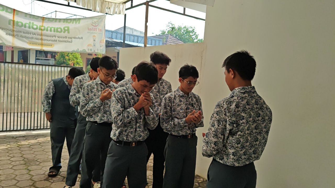 Terangi Pagi dengan Amal Kebaikan, Santri SMA Pesantren Al Hilal Jalani Rutinitas Sebelum Belajar