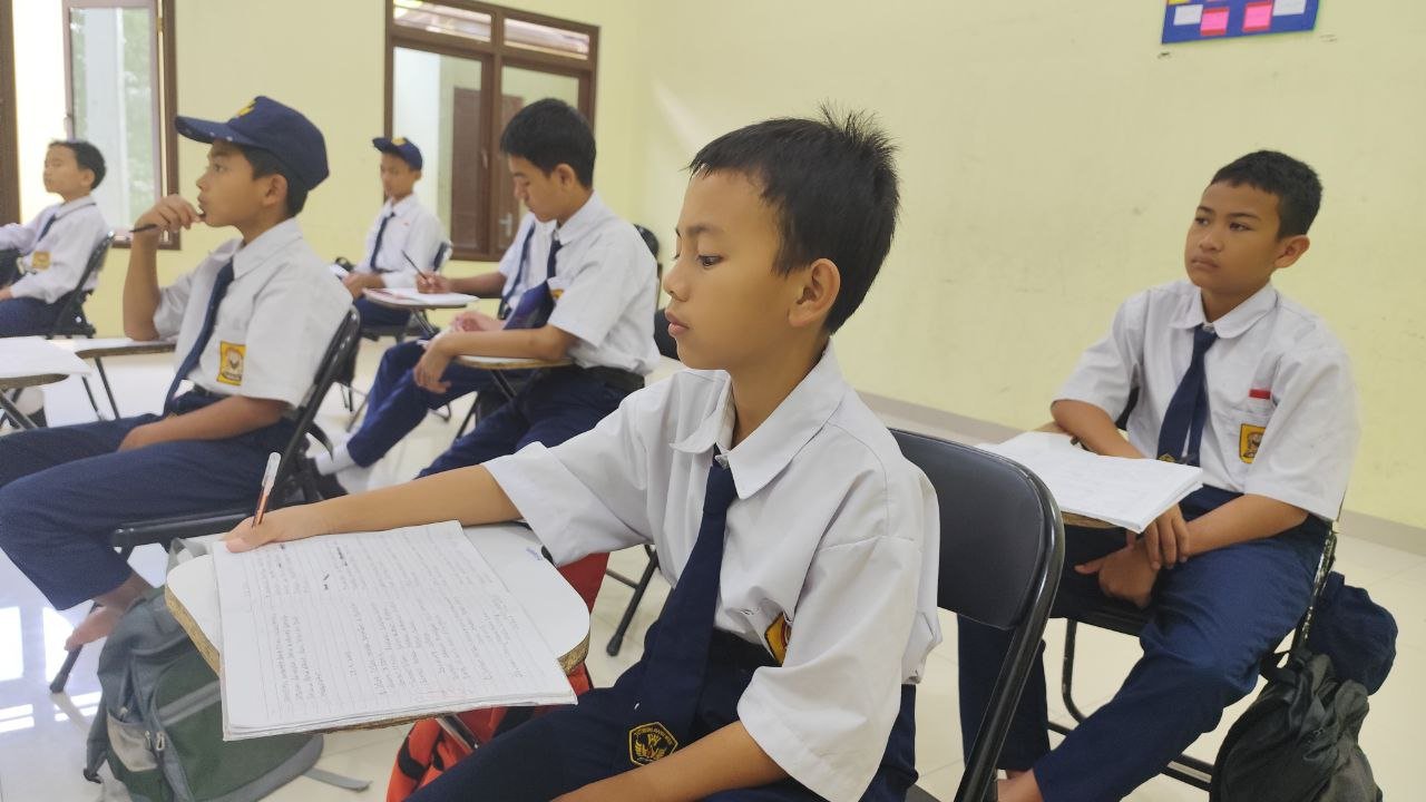 A group of children sitting in a classroom AI-generated content may be incorrect.