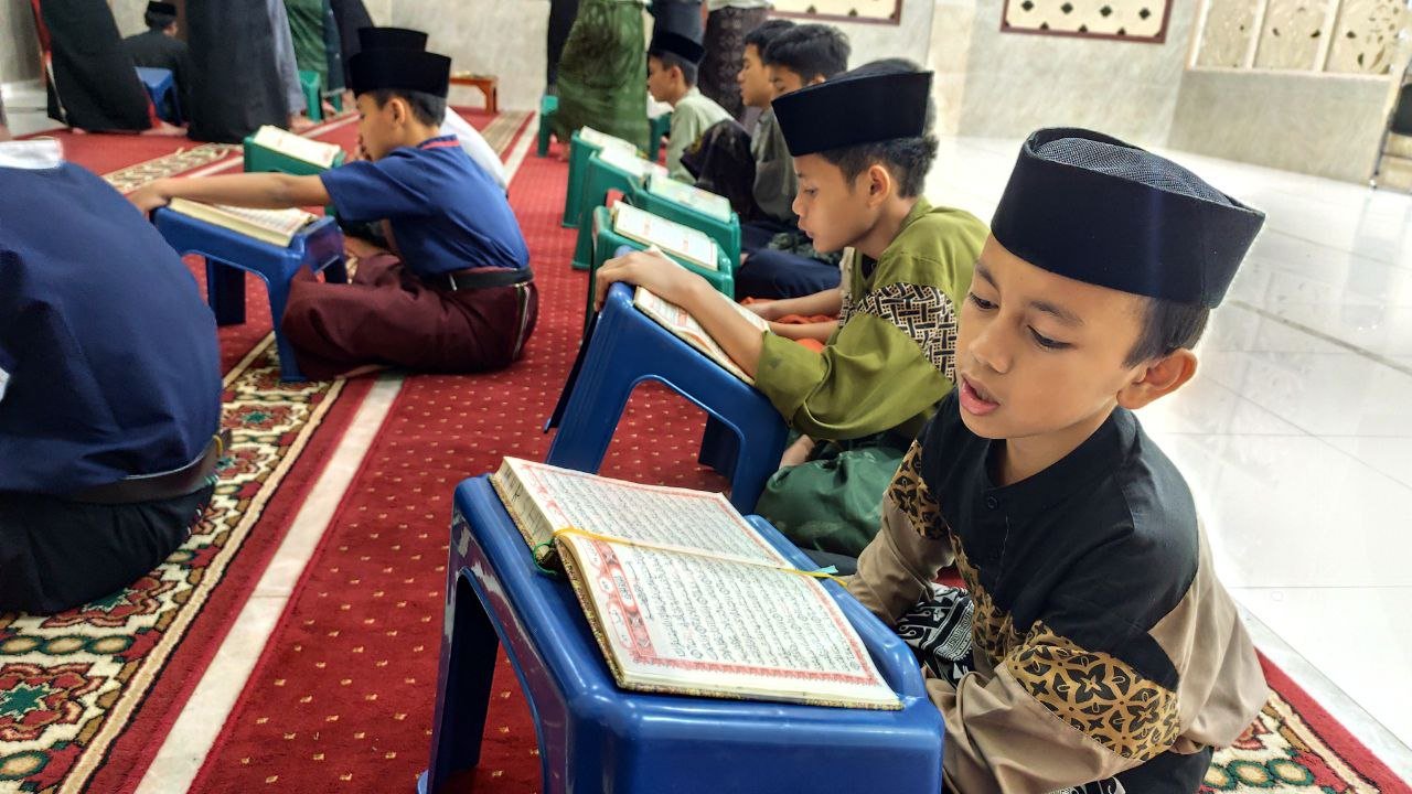 Semangat Tak Kenal Waktu! Santri Pesantren Al Hilal Terus Tekun Belajar, dari Al-Quran hingga Ilmu Digital dan Bahasa
