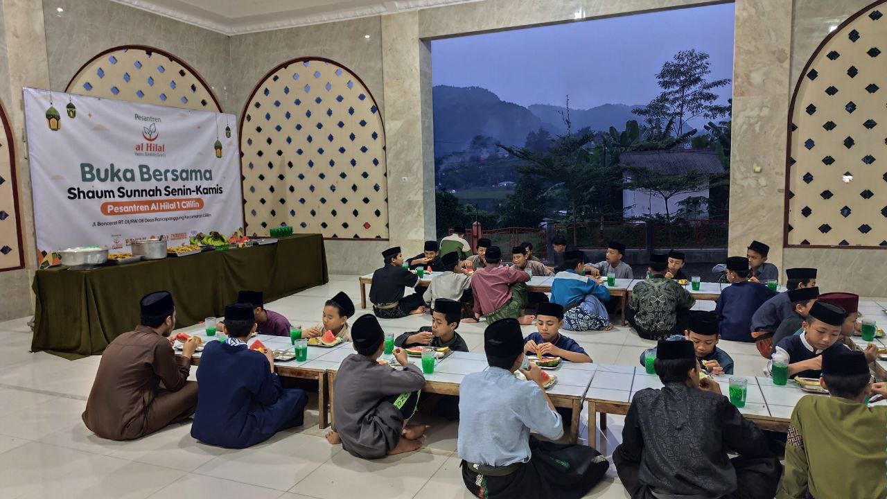 A group of people sitting at tables in a room

AI-generated content may be incorrect.