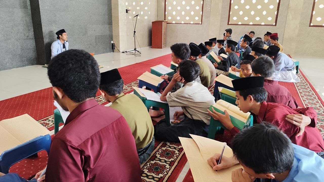 Santri Yatim Penghafal Al-Quran Pesantren Al Hilal 1 Cililin Ikuti Kajian Kitab Kuning di Masjid Marwah