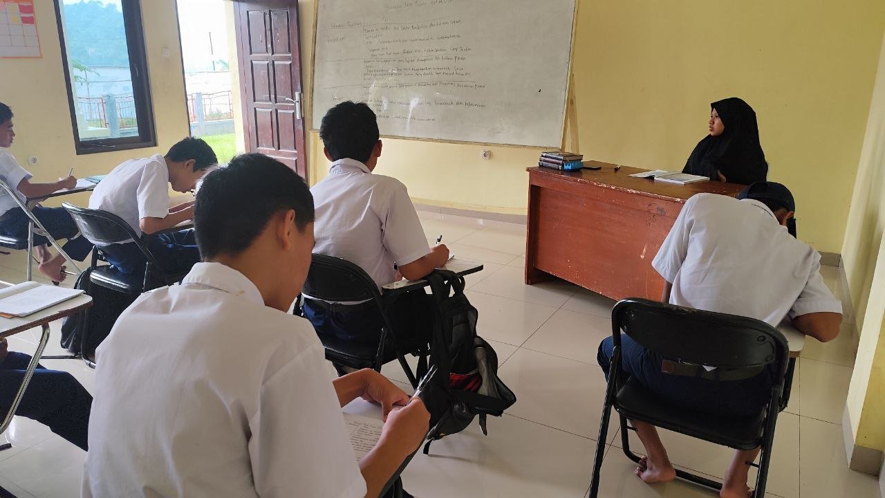 A group of people sitting in chairs in a classroom AI-generated content may be incorrect.