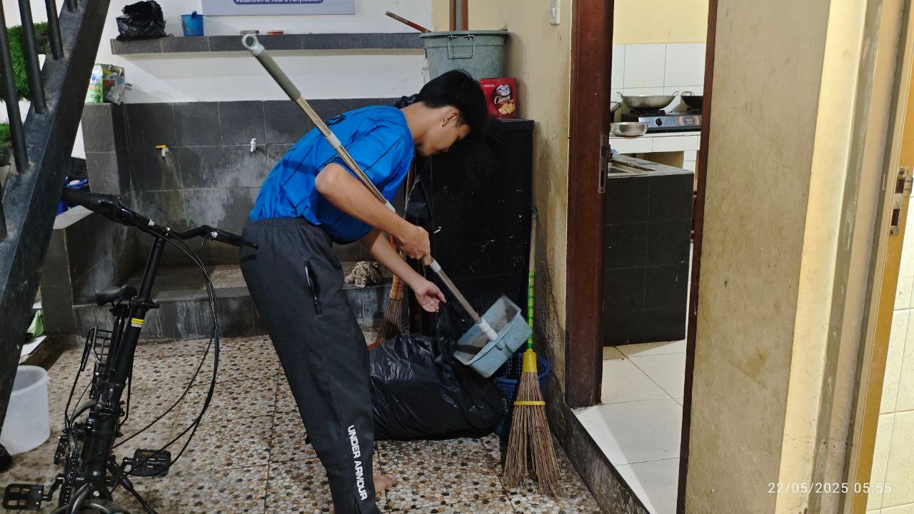 A person holding a mop and a bucket

AI-generated content may be incorrect.