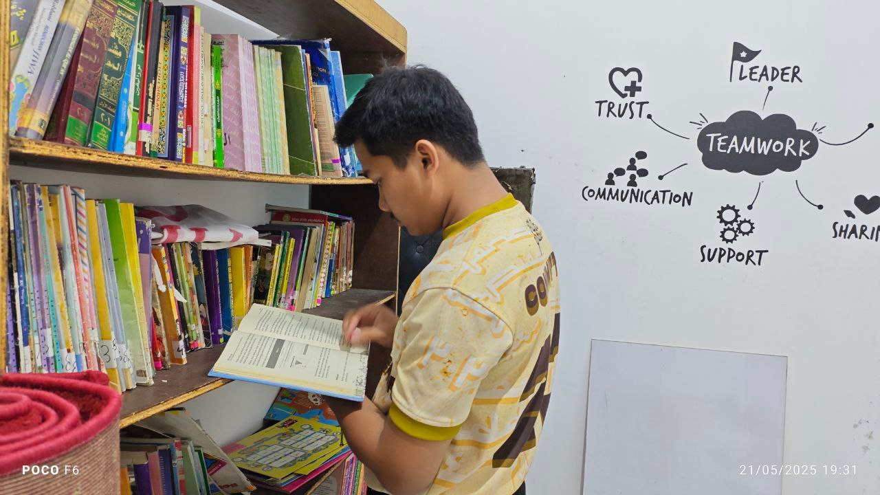 Belajar Malam Santri Kelas XI di Pesantren Al Hilal 3 Cipadung Waktu Emas untuk Mengulang dan Menguatkan Ilmu