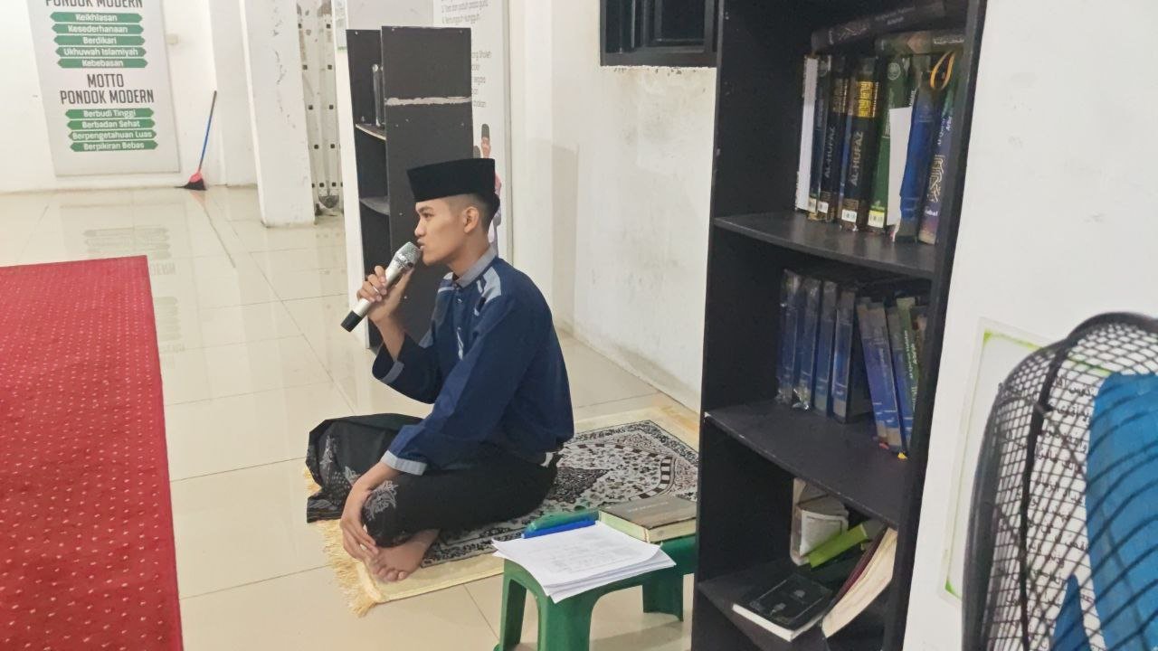 A person sitting on the floor holding a microphone

AI-generated content may be incorrect.