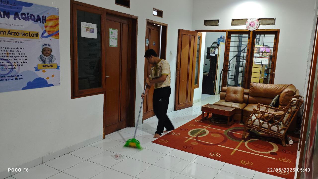 A person sweeping the floor

AI-generated content may be incorrect.