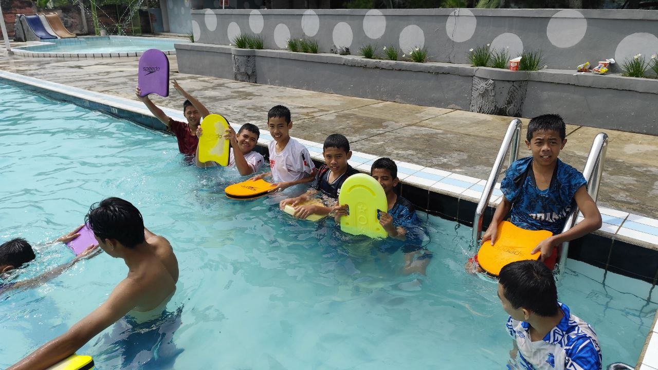 Latihan Berenang Menjadi Salah Satu Kegiatan Seru Yang Bermanfaat Bagi Para Santri Yatim Pesantren Al Hilal 1 Cililin