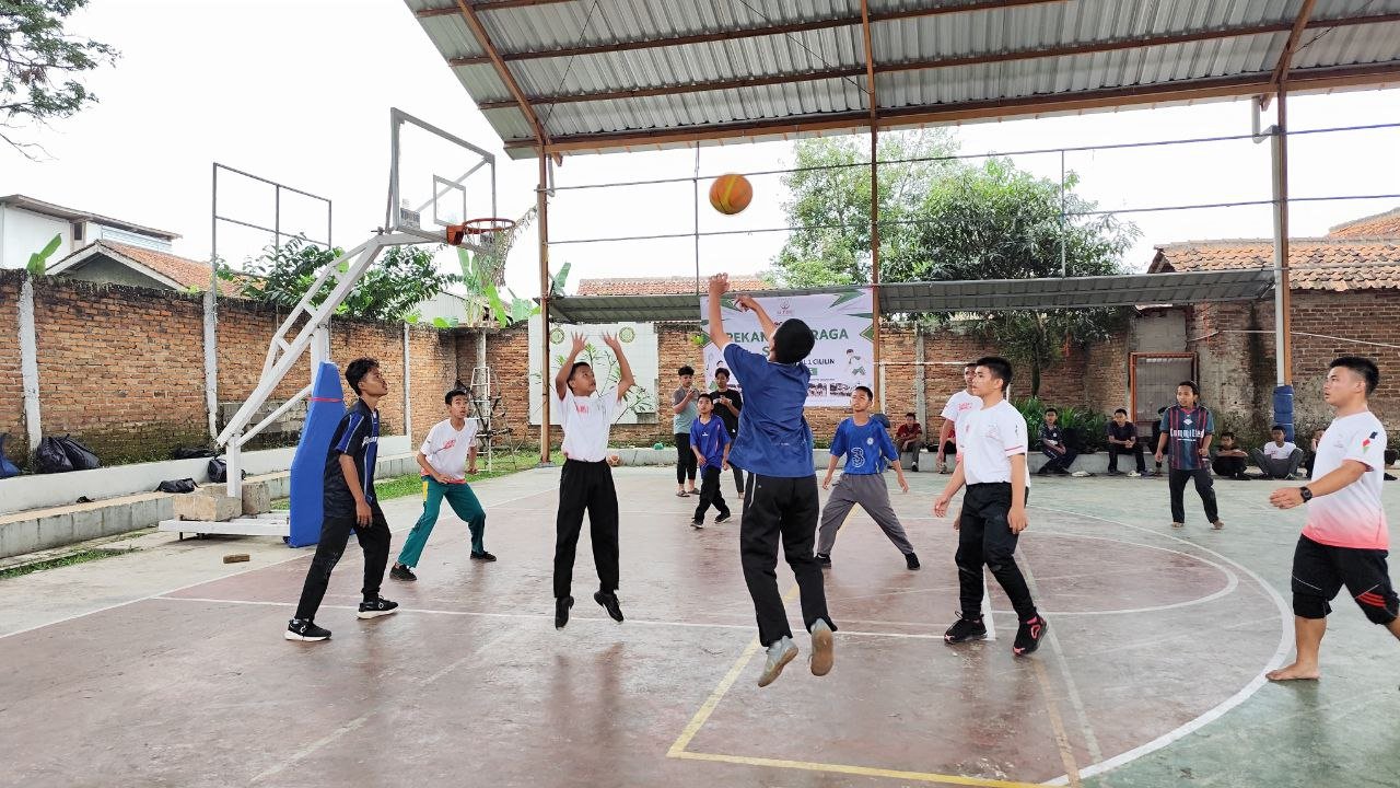 A group of people playing basketball

AI-generated content may be incorrect.