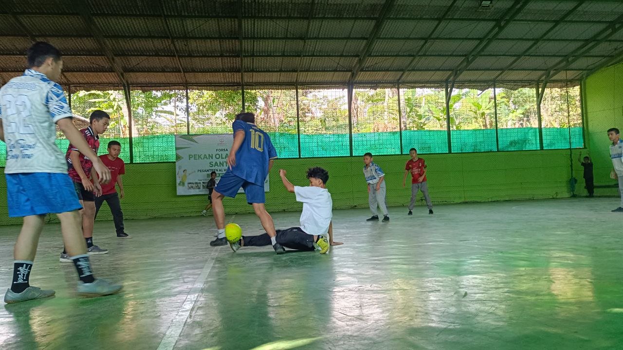 A group of people playing football

AI-generated content may be incorrect.
