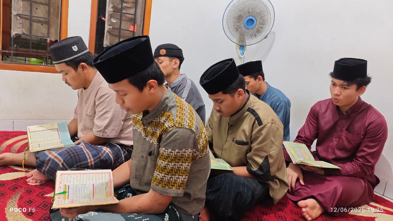 Membangun Keimanan dan Ukhuwah Santri Pesantren Al Hilal Melalui Kegiatan Yasinan dan Do’a Bersama di Malam Jum’at