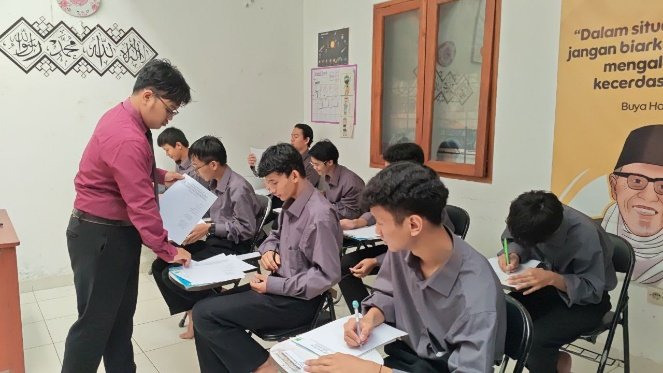 A group of people sitting in a classroom

AI-generated content may be incorrect.