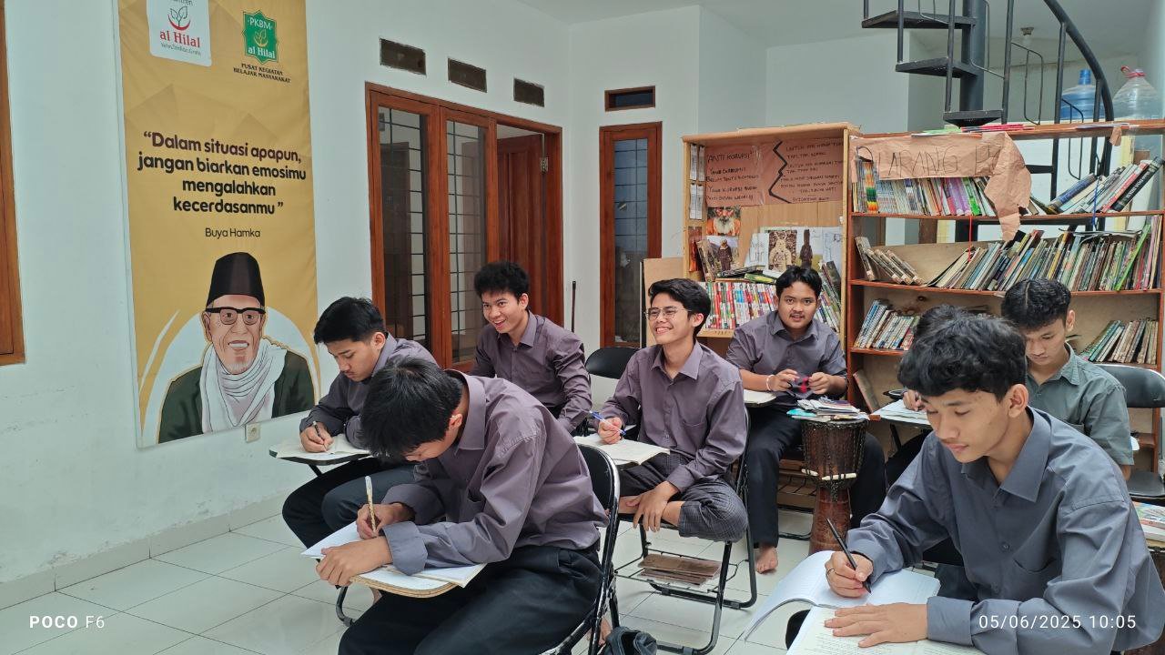 A group of people sitting in a classroom

AI-generated content may be incorrect.