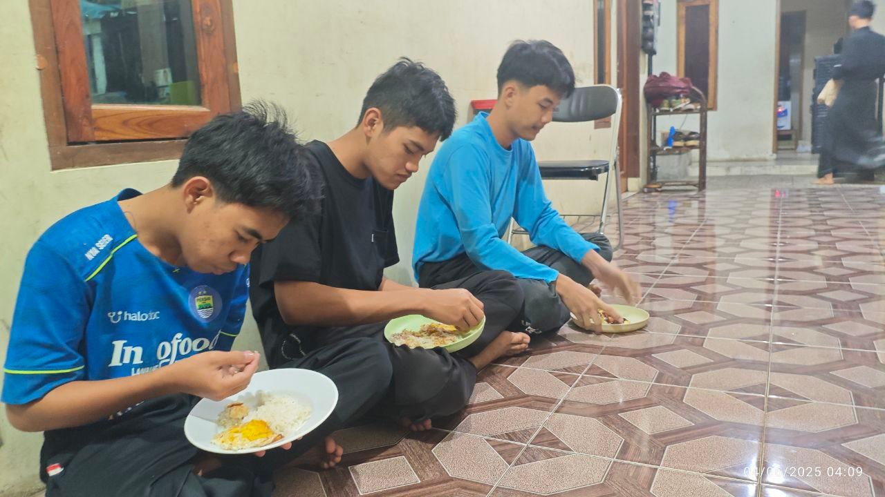 A group of people sitting on the floor eating food

AI-generated content may be incorrect.