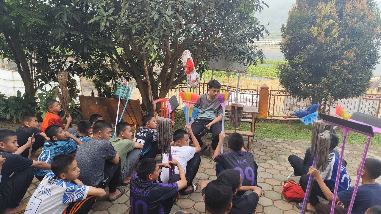 Checking Alat Kebersihan dan Evaluasi Piket kebersihan Santri Pesantren Al Hilal 1 Cililin