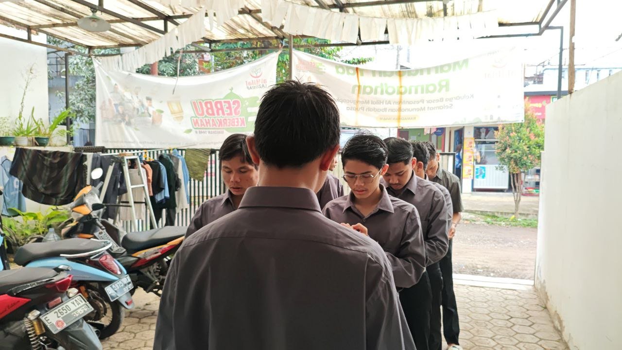 A group of people standing in a line

AI-generated content may be incorrect.