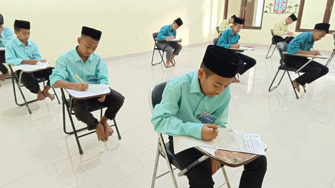 A group of young boys sitting in a classroom

AI-generated content may be incorrect.