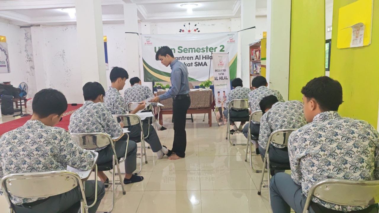 Ujian Tulis Pesantren Al Hilal 2 Panyileukan dan Pesantren Al Hilal 3 Cipadung Masih Berlangsung dengan Penuh Kesungguhan