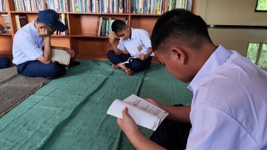 A group of boys reading books

AI-generated content may be incorrect.