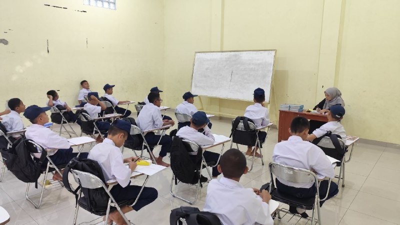 A group of children in a classroom

AI-generated content may be incorrect.