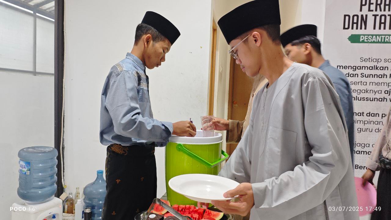 A group of men in traditional attire

AI-generated content may be incorrect.