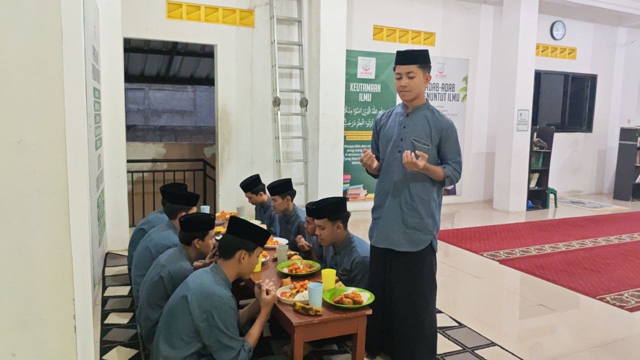 A group of people eating food

AI-generated content may be incorrect.