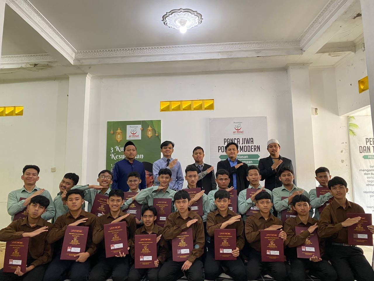Pembagian Raport Semester Genap Santri Yatim Penghafal Quran Pesantren Al Hilal Jenjang SMA