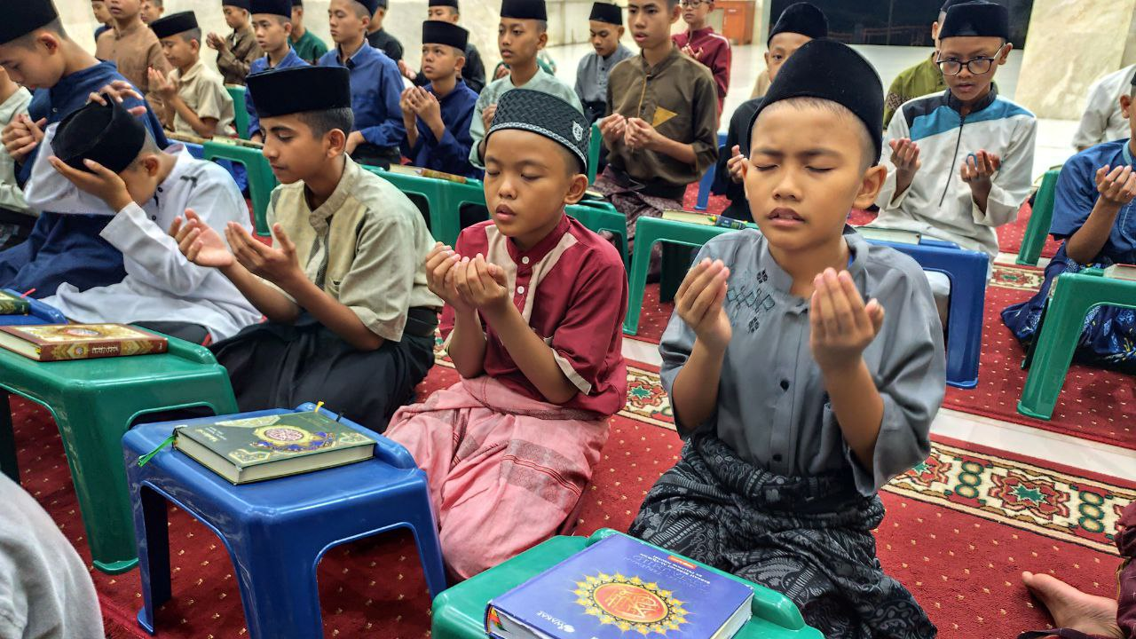 Halaqah Tahfizh Tahsin dan Binnazhor Malam Rutin di Pesantren Al Hilal 1 Cililin