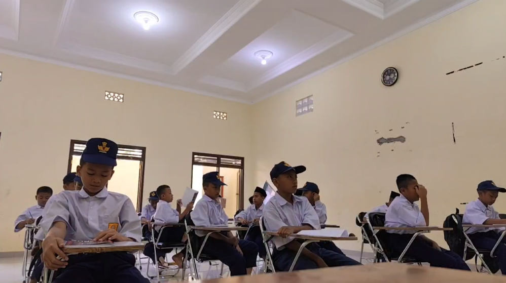 Semangat Pagi Kelas 7B Pesantren Al Hilal Cililin Dalam Mendalami Fiqih