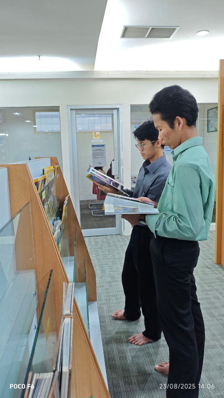 Tingkatkan Literasi Santri Pesantren Al Hilal dengan Belajar di Perpustakaan Dispusipda Kota Bandung
