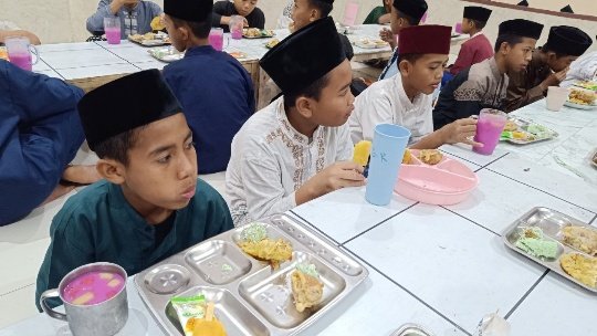 A group of kids sitting at a table eating

AI-generated content may be incorrect.