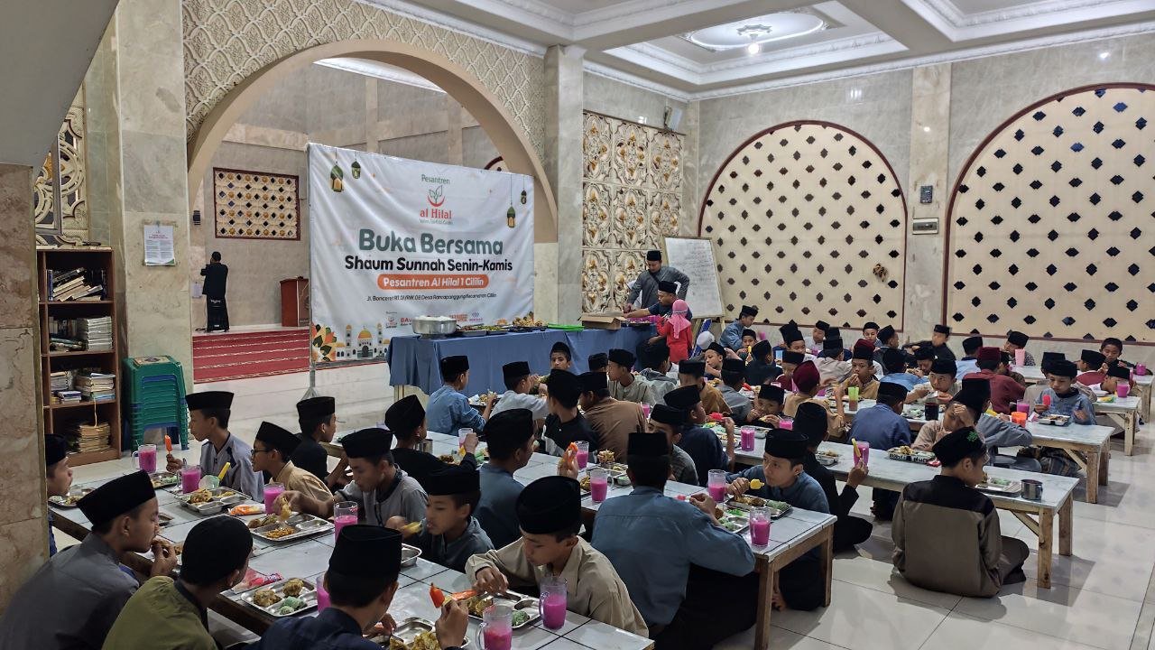 A group of people sitting at tables in a room

AI-generated content may be incorrect.