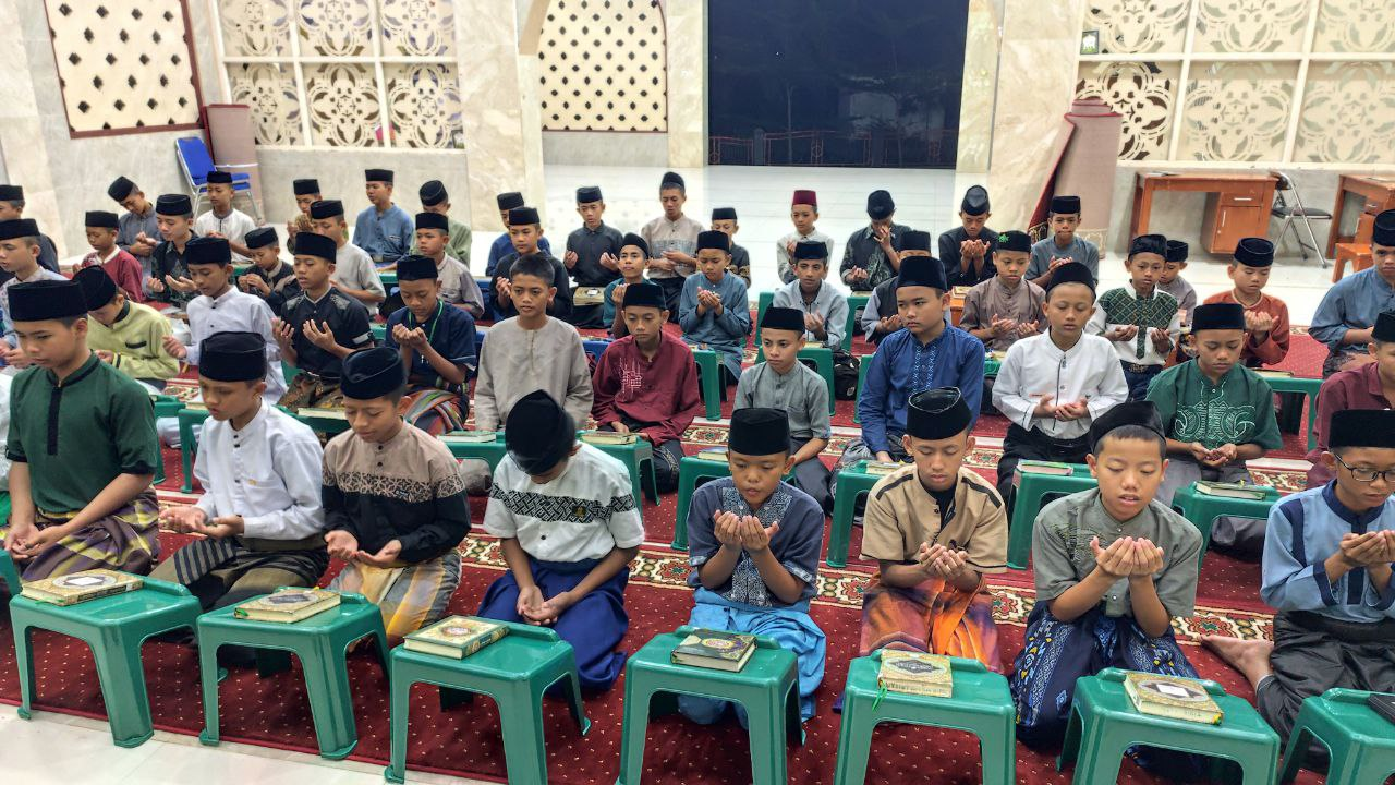 Tawasulan, Yasinan Serta Doa Bersama Santri di Malam Jumat
