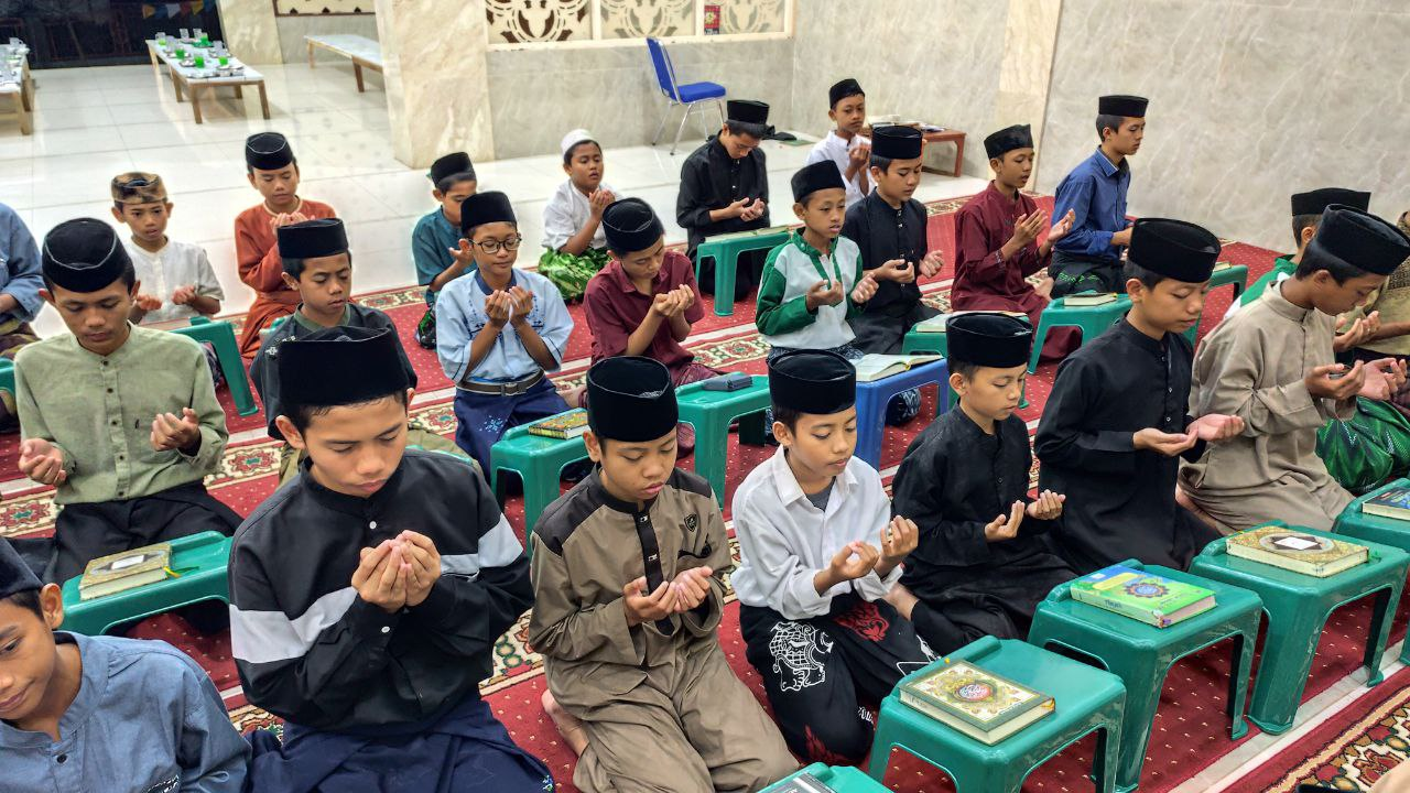 Kegiatan Santri Pesantren Al Hilal 1 Cililin, Buka Puasa Sunah dan Berdoa Bersama