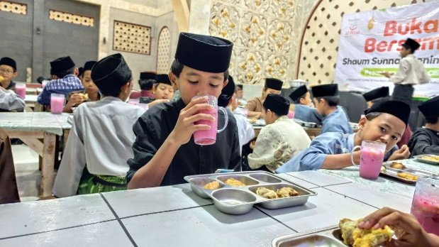A child drinking from a glass AI-generated content may be incorrect.
