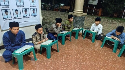 A group of children sitting in a circle

AI-generated content may be incorrect.