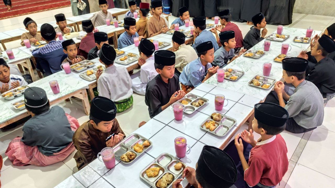 Jazakumullah Khairan Katsiran! Hidangan Buka Puasa Sunnah Senin Kembali Dinikmati Santri Pesantren Al Hilal