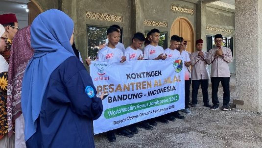 A group of people holding a banner

AI-generated content may be incorrect.