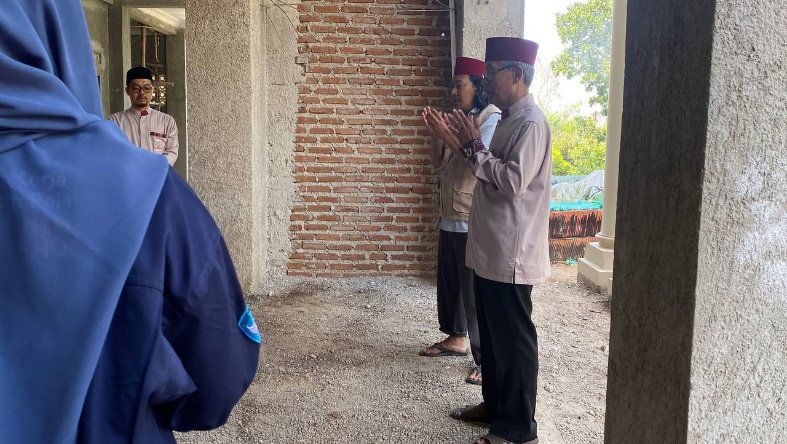 A group of people standing in a room with brick walls

AI-generated content may be incorrect.