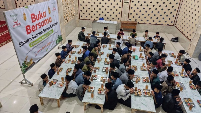 A group of people sitting at tables eating
AI-generated content may be incorrect.