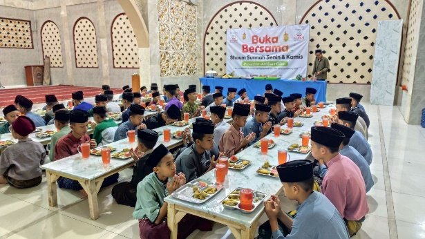 Pelaksanaan Buka Puasa Bersama di Pondok Pesantren Al Hilal Berlangsung Khidmat