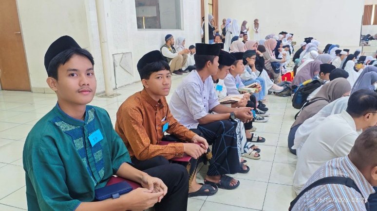 A group of people sitting in a row
AI-generated content may be incorrect.